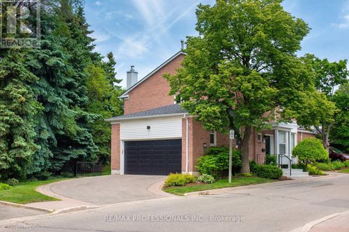 7 Tamarack Cir, Etobicoke, ON, M9P3T9 | Card Image