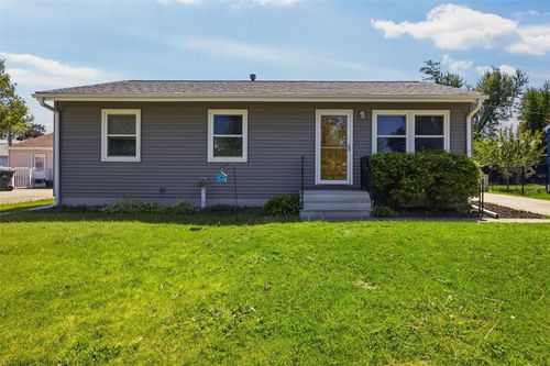 425 Elder Ln Nw, Cedar Rapids, IA, 52405-3227 | Card Image