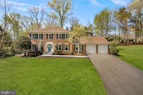 811 Follin Farm Ln, GREAT FALLS, VA, 22066-2811 | Card Image