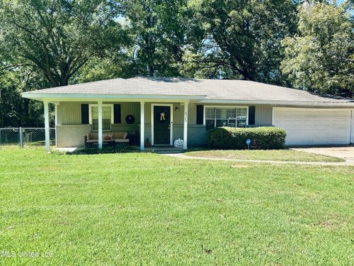 525 Magnolia Rd, Clinton, MS, 39056-2223 | Card Image