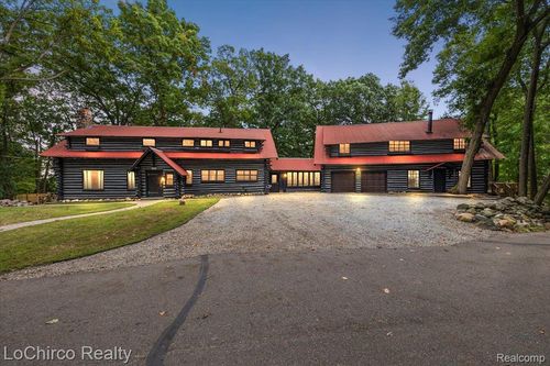 8646 Thendara Blvd, Clarkston, MI, 48348-3379 | Card Image