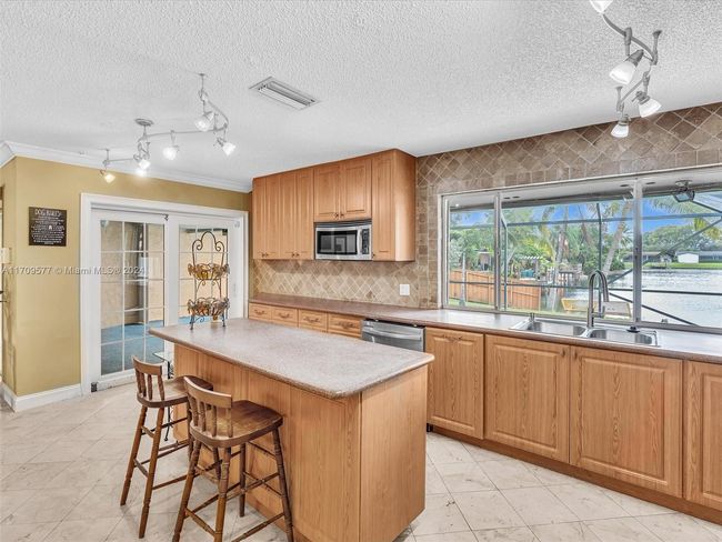 8910 Nw 7 Th Ct, House other with 3 bedrooms, 2 bathrooms and null parking in Pembroke Pines FL | Image 15
