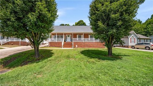 108 Larkspur Ln, Thomasville, NC, 27360-7617 | Card Image