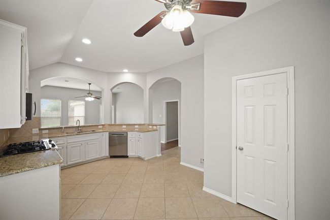 13003 Castlewind Ln, House other with 4 bedrooms, 2 bathrooms and 2 parking in Pearland TX | Image 7