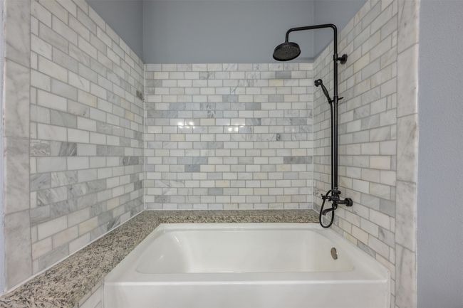 Full bathroom with washtub / shower combination | Image 17
