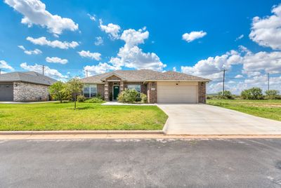 5501 Coral Way, Home with 4 bedrooms, 2 bathrooms and 2 parking in San Angelo TX | Image 2