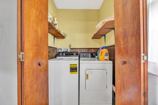 32-Laundry in Garage | Image 32