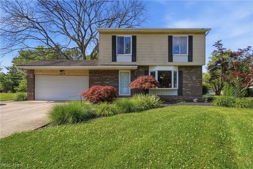 1038 Hampton Dr, Macedonia, OH, 44056-1926 | Card Image