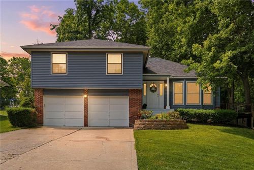 3701 Ne Apple Tree Ln, Gladstone, MO, 64119-2228 | Card Image