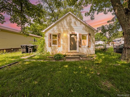 19925 Deering St, Livonia, MI, 48152-2309 | Card Image