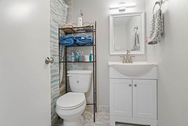 Hall bath with tub/shower | Image 17