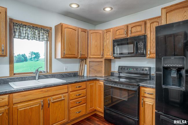 4460 160 Th St, House other with 5 bedrooms, 3 bathrooms and null parking in Clinton IA | Image 5