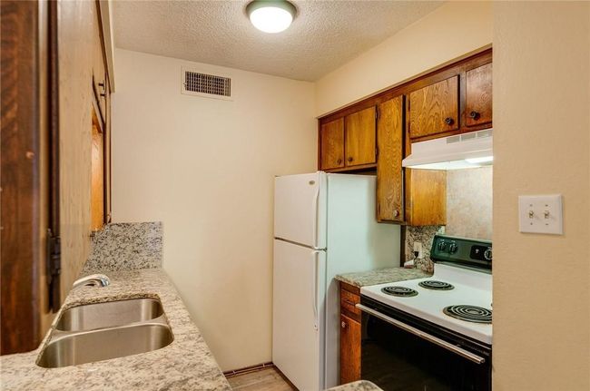 411 S Dooley St, Condo with 10 bedrooms, 5 bathrooms and 8 parking in Grapevine TX | Image 34