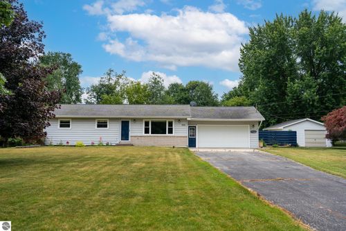 300 Schoolcrest Dr, Shepherd, MI, 48883-8034 | Card Image