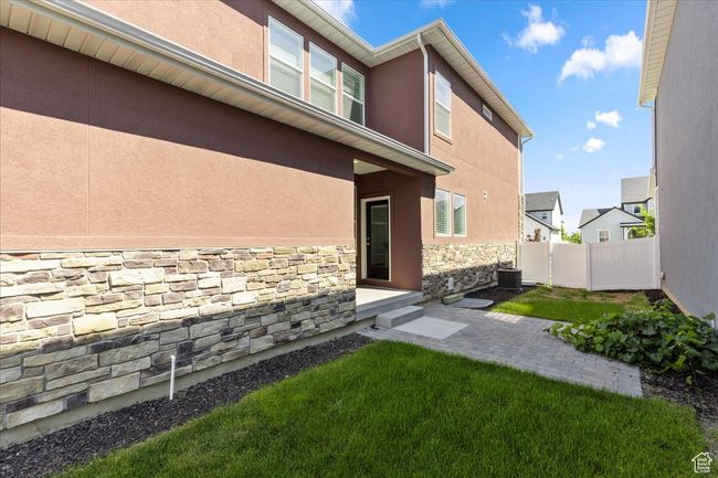 Side yard and patio | Image 28