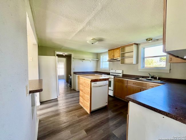 111 Fernandez Ave, House other with 3 bedrooms, 1 bathrooms and null parking in Devine TX | Image 7