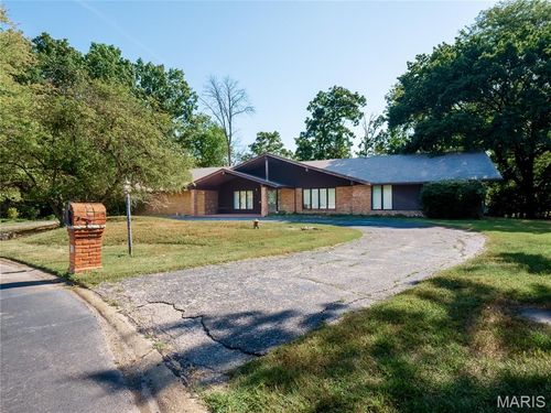 15 Meadowbrook Country Club Est, Ballwin, MO, 63011-1688 | Card Image