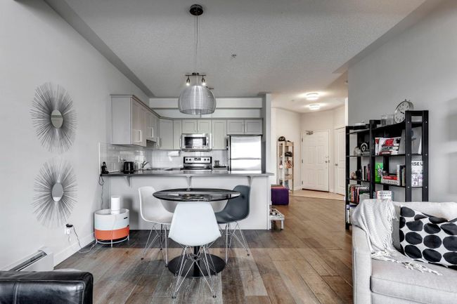 406 - 2422 Erlton Street Sw, Home with 2 bedrooms, 2 bathrooms and 1 parking in Calgary AB | Image 2