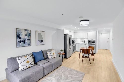 309-1519 Crown St, North Vancouver, BC, V7J1G6 | Card Image