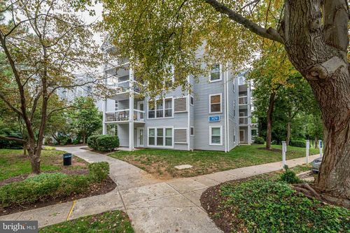 2-a2-3179 Summit Square Dr, OAKTON, VA, 22124-2868 | Card Image