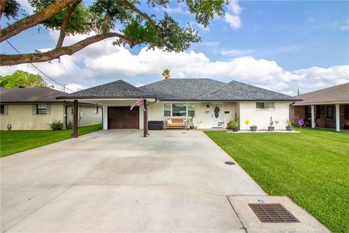 636 Pine St, Norco, LA, 70079-2136 | Card Image