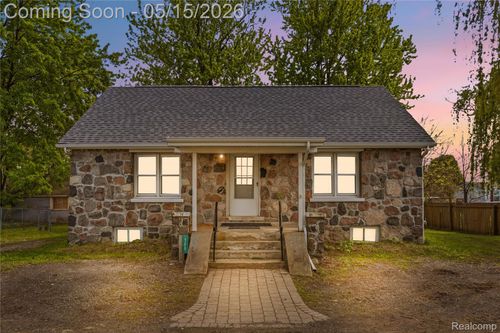 725 Mason Rd, Howell, MI, 48843-3933 | Card Image