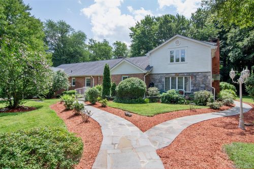 23 Barnaby Ln, Hartsdale, NY, 10530-2201 | Card Image