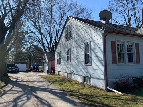 225 W Page St, ELKHORN, WI, 53121-1215 | Card Image