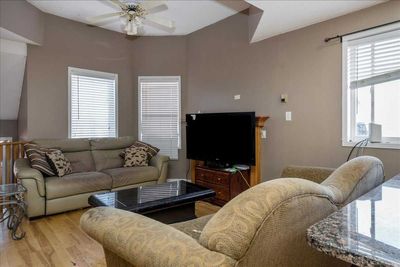 9 Kestrel Crt, House other with 2 bedrooms, 3 bathrooms and 6 parking in Barrie ON | Image 3