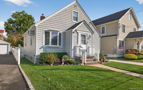 1116 Mosefan St, Franklin Square, NY, 11010-1502 | Card Image