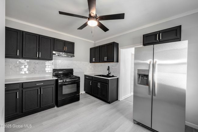 556 Clarendon St, House other with 2 bedrooms, 1 bathrooms and 2 parking in Schenectady NY | Image 12