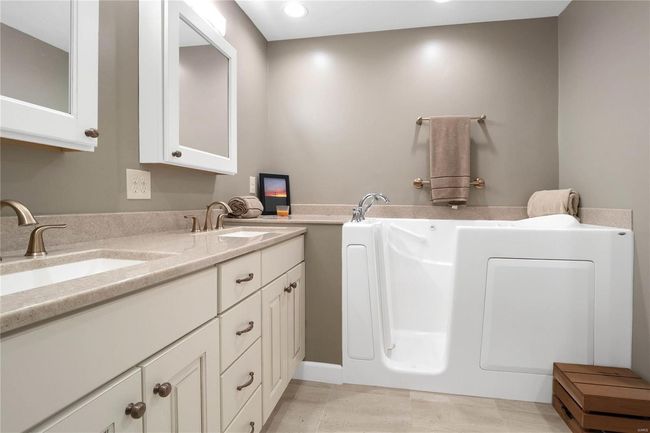 APT-3C - 505 N And South Rd, Condo with 3 bedrooms, 3 bathrooms and 2 parking in University City MO | Image 24