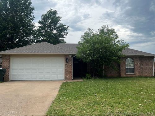 2301 Wolf Run Dr, Claremore, OK, 74019-3566 | Card Image