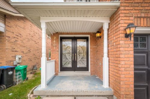 7401 Village Walk, Mississauga, ON, L5W1V7 | Card Image