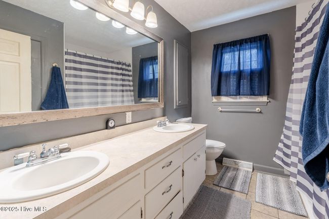 bathroom 2 | Image 12