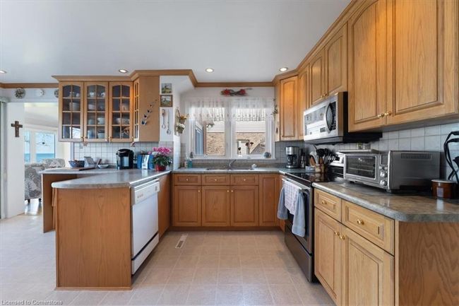 20 Lakeside Dr, House other with 5 bedrooms, 3 bathrooms and 6 parking in Grimsby ON | Image 12
