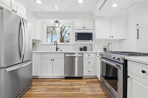 1034 Webster St, Needham, MA, 02492-3217 | Card Image