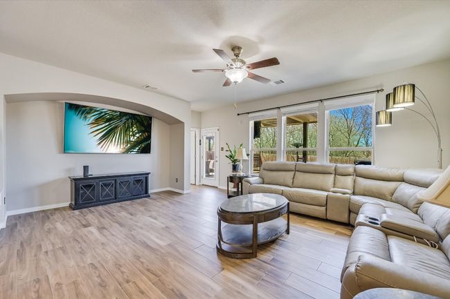 Oversized Living room | Image 6