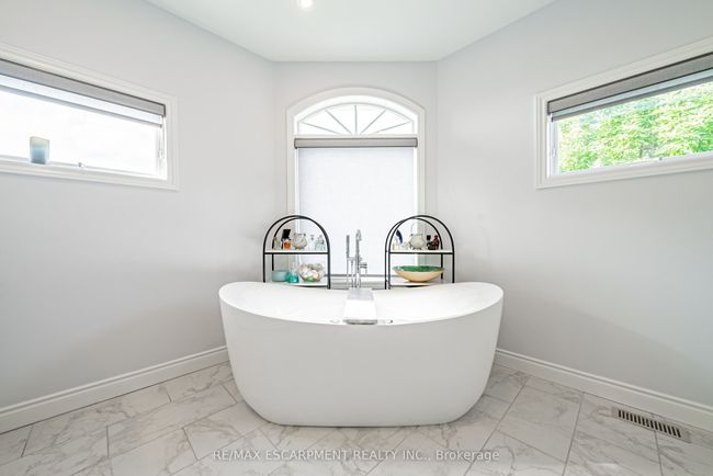 70 Oak Ave, House other with 6 bedrooms, 4 bathrooms and 7 parking in Dundas ON | Image 22
