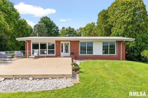 800 S Cody Rd, Le Claire, IA, 52753-9557 | Card Image