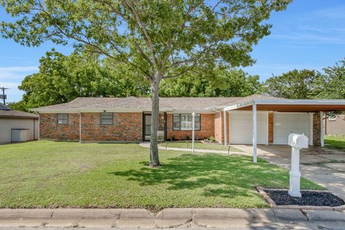 7424 Bridges Ave, Richland Hills, TX, 76118-5911 | Card Image