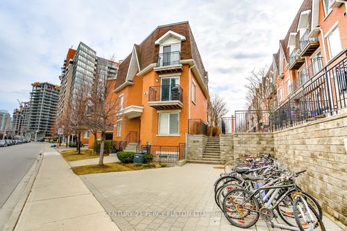 112-20 Machells Ave, Toronto, ON, M6K3H8 | Card Image