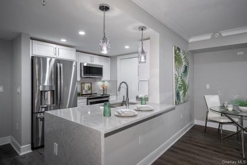 n2318-100 Glen St, Glen Cove, NY, 11542-5119 | Card Image