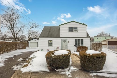 8 Carmans Ct, Farmingdale, NY, 11735-3832 | Card Image