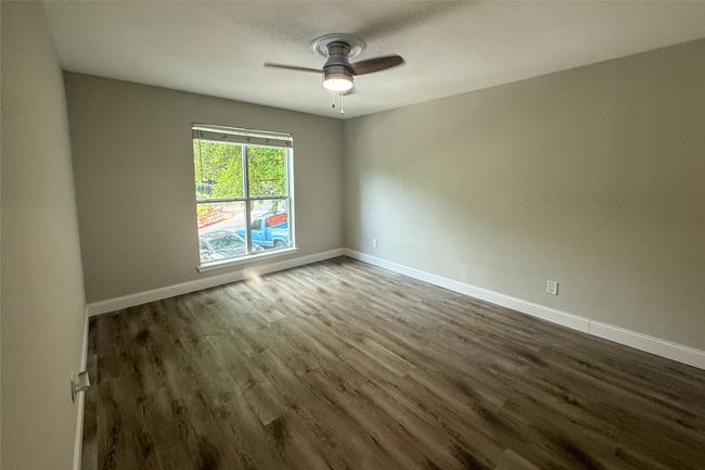 Unfurnished room featuring dark wood finished floors and a ceiling fan | Image 27