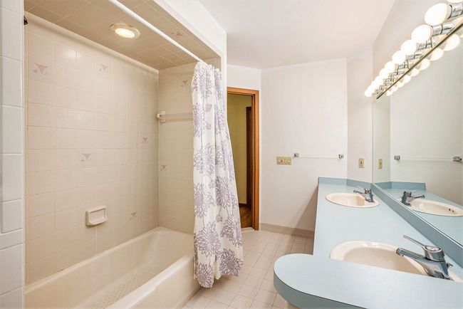 Full bath main floor view 2 | Image 22