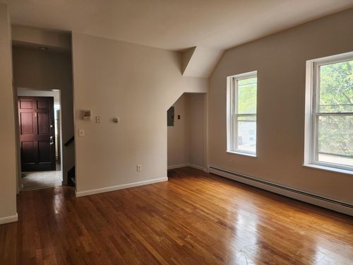 18 S Bridge St, Poughkeepsie, NY, 12601-3086 | Card Image