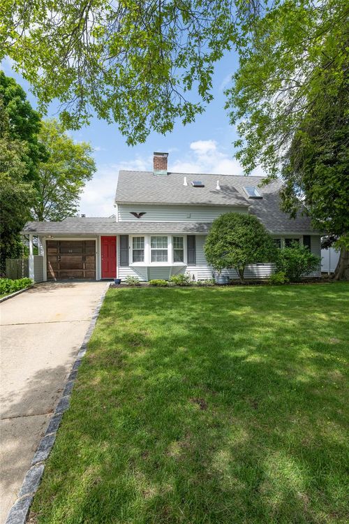 30 Flagstone Ln, Westbury, NY, 11590-6531 | Card Image