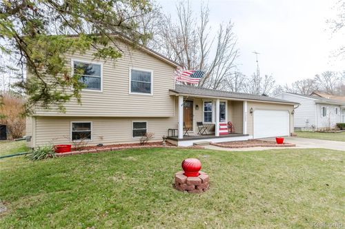 7357 Ponderosa Dr, Swartz Creek, MI, 48473-9453 | Card Image