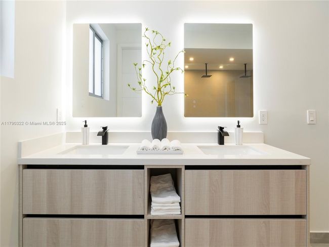 734 14 Th Ave, Townhouse with 4 bedrooms, 4 bathrooms and null parking in Fort Lauderdale FL | Image 16